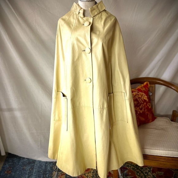 VINTAGE CREAM LEATHER CAPE - Picture 10 of 13